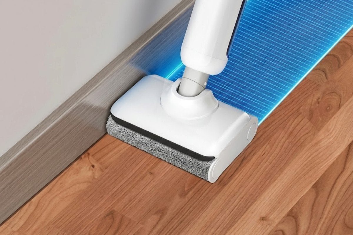 Floor washer with edge-to-edge cleaning